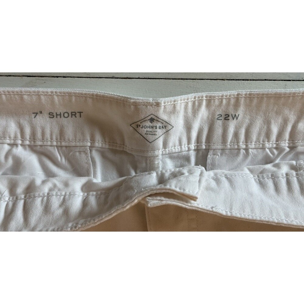 St John’s Bay 7” Short Woman’s White Shorts Size 22W A0026 - Picture 2 of 2